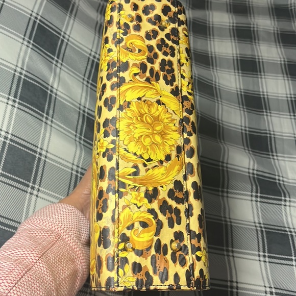 SOLD VERSACE VINTAGE GOLD BAROQUE LEOPARD PRINT 💯 authentic Final Price - Picture 9 of 16